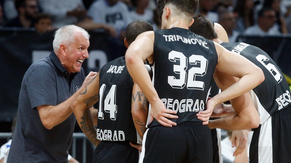 Željko Obradović sa košarkašima Partizana (©Star Sport)